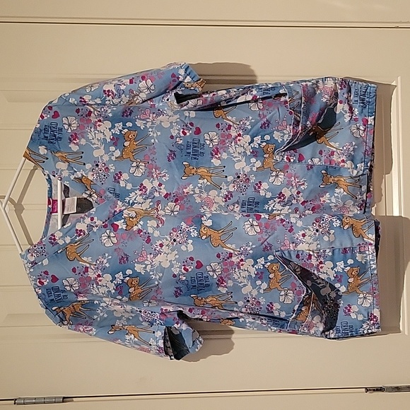 Set of 4 Scrub Tops - Size large - Picture 4 of 4